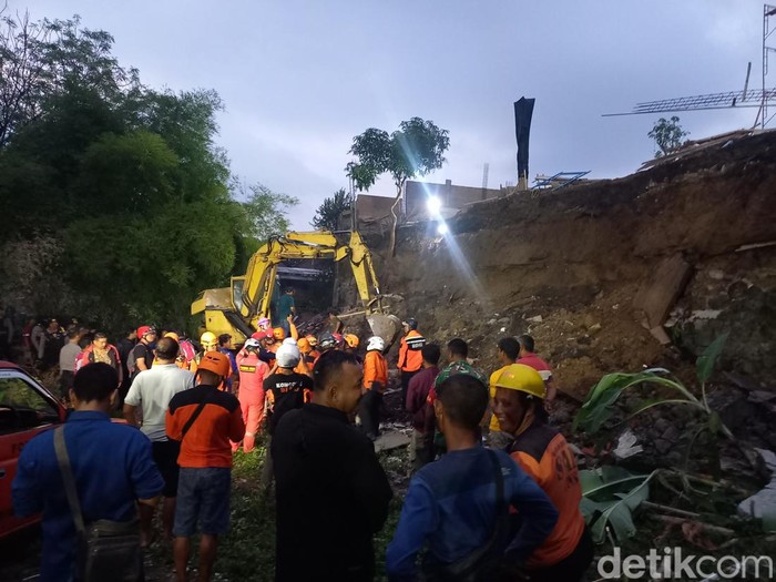 Proses pencarian korban tertimbun longsor di Kelurahan Mojosongo, Kecamatan Jebres, Kota Solo, Kamis (4/7/2024).