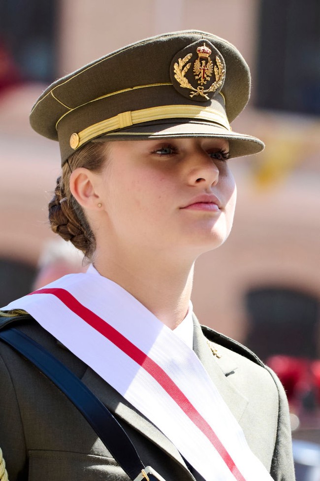 Calon Ratu Spanyol itu memulai pelatihannya di akademi militer tahun lalu. Ia telah menjalani pelatihan selama 10 bulan. Ia akan melanjutkan Akademi Militer Umum selama tiga tahun. Selama pelatihan ini, Leonor berhak menerima gaji sebesar 417 Euro atau Rp 7,3 juta per bulan, meskipun pihak istana menyatakan bahwa ia tidak akan mengambil gajinya tersebut. Foto: Getty Images/Carlos Alvarez