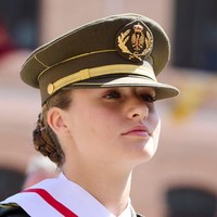 Calon Ratu Spanyol itu memulai pelatihannya di akademi militer tahun lalu. Ia telah menjalani pelatihan selama 10 bulan. Ia akan melanjutkan Akademi Militer Umum selama tiga tahun. Selama pelatihan ini, Leonor berhak menerima gaji sebesar 417 Euro atau Rp 7,3 juta per bulan, meskipun pihak istana menyatakan bahwa ia tidak akan mengambil gajinya tersebut. Foto: Getty Images/Carlos Alvarez