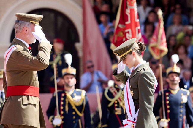 Sang ayah mengungkapkan kebanggaannya terhadap sang putri dengan pencapaiannya yang lulus dari akademi militer. Ini adalah awal dari perjalanan yang panjang dan penting. Kami, sebagai orang tuamu, sangat bangga dan mendukungmu sepenuhnya.” ucap Raja Felipe. Foto: Getty Images/Carlos Alvarez