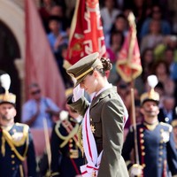 Sang ayah mengungkapkan kebanggaannya terhadap sang putri dengan pencapaiannya yang lulus dari akademi militer. Ini adalah awal dari perjalanan yang panjang dan penting. Kami, sebagai orang tuamu, sangat bangga dan mendukungmu sepenuhnya.” ucap Raja Felipe. Foto: Getty Images/Carlos Alvarez