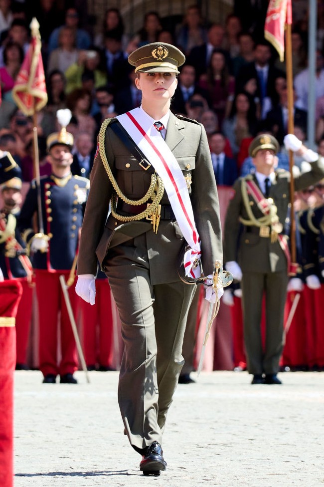 Sebagai calon ratu Spanyol, perjalanan Leonor di akademi militer bukan hanya simbolik tetapi juga merupakan bagian penting dari persiapannya untuk masa depan. Dengan menjadi perwira junior, Leonor menunjukkan komitmennya untuk melayani negaranya, mengikuti jejak ayahnya yang juga merupakan alumni akademi tersebut. Foto: Getty Images/Carlos Alvarez