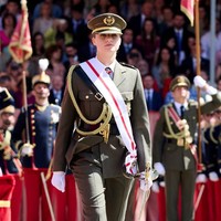 Sebagai calon ratu Spanyol, perjalanan Leonor di akademi militer bukan hanya simbolik tetapi juga merupakan bagian penting dari persiapannya untuk masa depan. Dengan menjadi perwira junior, Leonor menunjukkan komitmennya untuk melayani negaranya, mengikuti jejak ayahnya yang juga merupakan alumni akademi tersebut. Foto: Getty Images/Carlos Alvarez