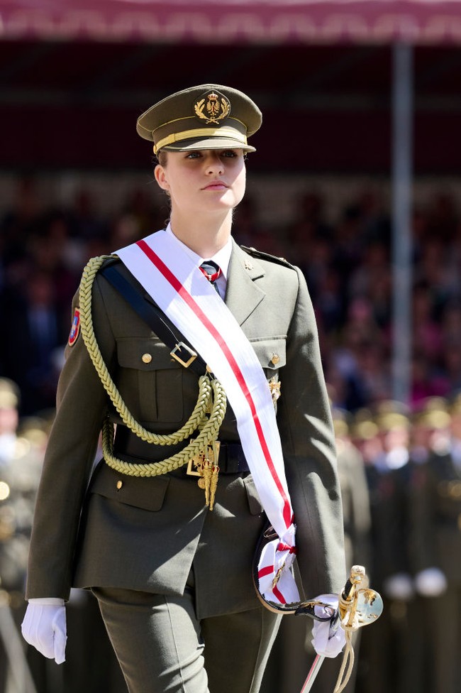 Leonor hadir lengkap dengan baju seragam militer. Lengkap menggunakan topi militernya. Foto: Getty Images/Carlos Alvarez