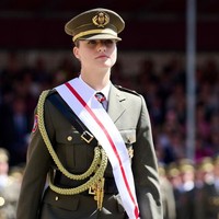 Leonor hadir lengkap dengan baju seragam militer. Lengkap menggunakan topi militernya. Foto: Getty Images/Carlos Alvarez