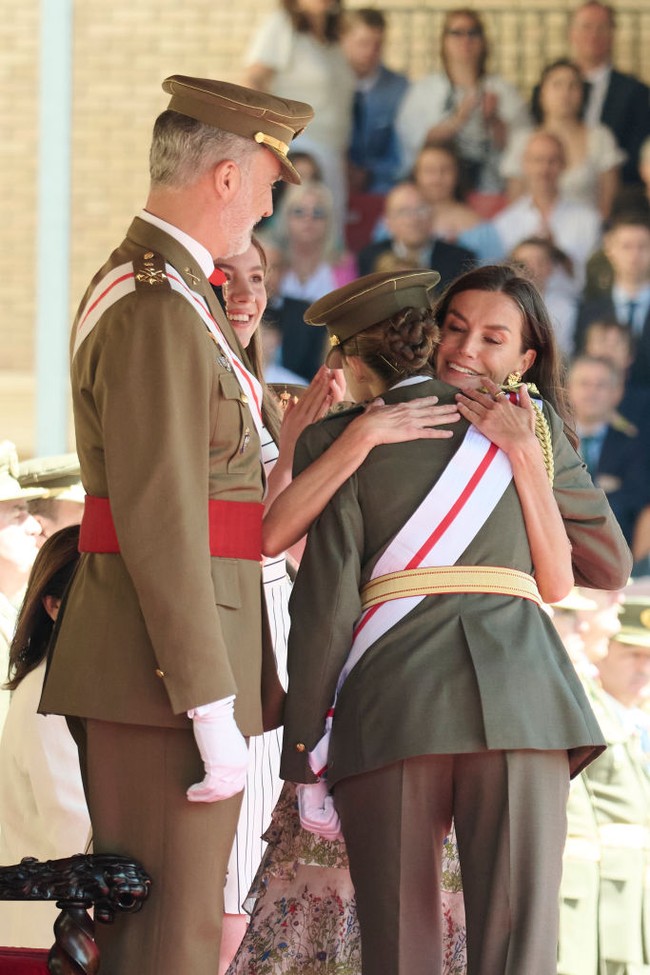 Ratu Letizia, yang tampil elegan dengan gaun putih bermotif bunga, juga memberikan pelukan hangat kepada Leonor setelah upacara tersebut, yang juga disaksikan oleh adiknya, Sofia. Foto: Getty Images/Carlos Alvarez