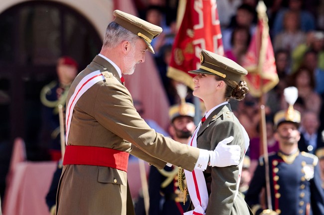 Dalam momen yang penuh haru, Raja Felipe menyematkan lencana pada seragam putri tertuanya, yang kemudian memberikan penghormatan militer kepadanya. Foto: Getty Images/Carlos Alvarez