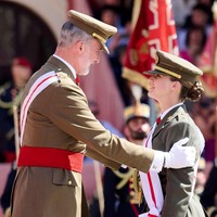 Dalam momen yang penuh haru, Raja Felipe menyematkan lencana pada seragam putri tertuanya, yang kemudian memberikan penghormatan militer kepadanya. Foto: Getty Images/Carlos Alvarez