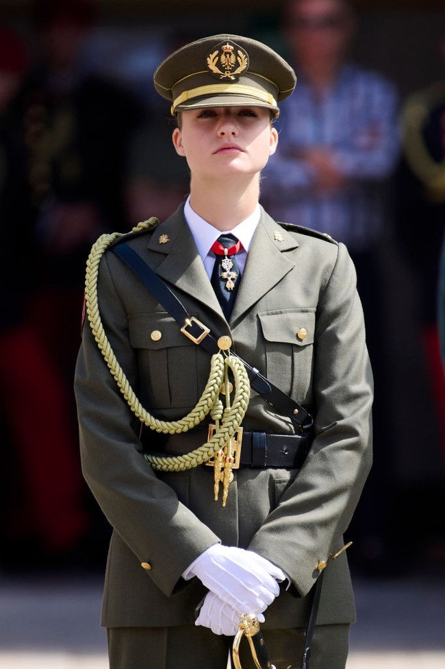 Putri Leonor dari Spanyol lulus dari akademi militer dan kini secara resmi menjadi perwira junior di Angkatan Darat Spanyol. Dalam kelulusannya, gadis 18 tahun itu tampil gagah mengenakan seragam militer. Foto: Getty Images/Carlos Alvarez