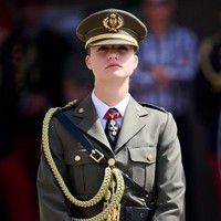 Putri Leonor dari Spanyol lulus dari akademi militer dan kini secara resmi menjadi perwira junior di Angkatan Darat Spanyol. Dalam kelulusannya, gadis 18 tahun itu tampil gagah mengenakan seragam militer. Foto: Getty Images/Carlos Alvarez