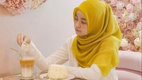 Momen cantik lainnya saat Risty Tagor nongkrong di kafe ini juga mencuri perhatian. Ia tampak menikmati Iced latte bersama sponge cake keju. Foto: Instagram @ristytagor
