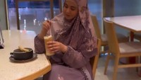 Begini pose cantik Risty Tagor dengan gamisnya yang keren. Tak lupa ia sambil ngopi cantik di sebuah restoran. Foto: Instagram @ristytagor