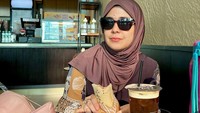 Risty masih suka nongkrong di beberapa kafe sambil menikmati kopi dan camilan. Ini momennya ketika minum Iced Americano dan sandwich. Foto: Instagram @ristytagor