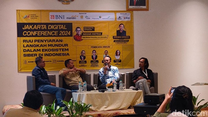 Komisi Penyiaran Indonesia (KPI) membeberkan alasan mengapa revisi Undang-Undang (RUU) Penyiaran harus dilakukan. Salah satunya ialah mereka mengaku kesulitan mencari referensi aturan di Undang-Undang, ketika dihadapi konflik di jaman sekarang.