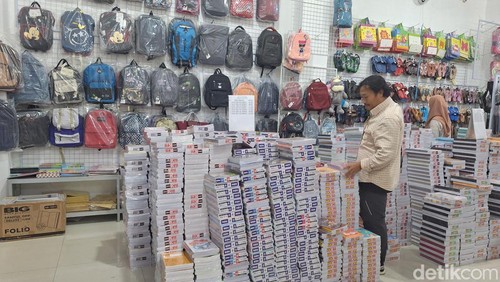 Salah seorang warga tengah mencari peralatan tulis sekolah di Toko Buku Airlangga, Mataram, NTB, Kamis siang (4/7/2024). (Nathea Citra/detikBali)