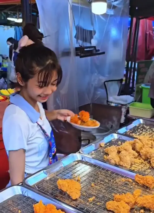 Salfok! Wanita Penjual Ayam Goreng Ini Mirip Lisa BLACKPINK