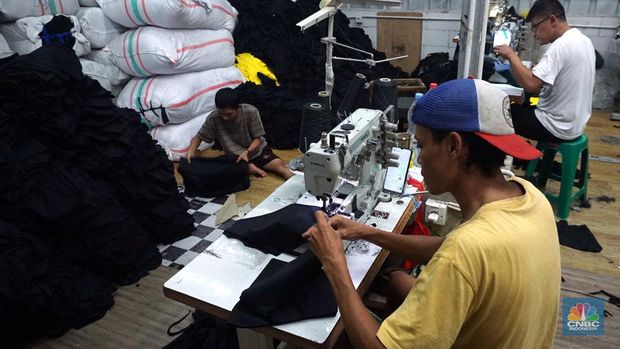 Sejumlah pekerja menyelesaikan kaos pesanan di konveksi Sinergi Adv kawasan Serengseng Sawah, Jakarta, Kamis, (4/7/2024). (CNBC Indonesia/Muhammad Sabki) Sejumlah pekerja menyelesaikan kaos pesanan di konveksi Sinergi Adv kawasan Serengseng Sawah, Jakarta, Kamis, (4/7/2024). (CNBC Indonesia/Muhammad Sabki)