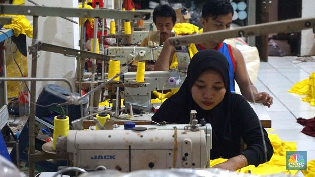 Sejumlah pekerja menyelesaikan kaos pesanan di konveksi Sinergi Adv kawasan Serengseng Sawah, Jakarta, Kamis, (4/7/2024). (CNBC Indonesia/Muhammad Sabki)