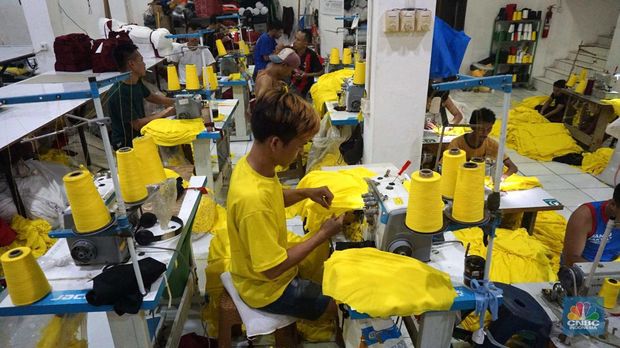 Sejumlah pekerja menyelesaikan kaos pesanan di konveksi Sinergi Adv kawasan Serengseng Sawah, Jakarta, Kamis, (4/7/2024). (CNBC Indonesia/Muhammad Sabki)