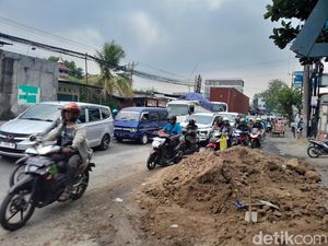Ditabrak Tronton Saat Putar Arah, Truk Pasir Terguling di Mranggen Demak