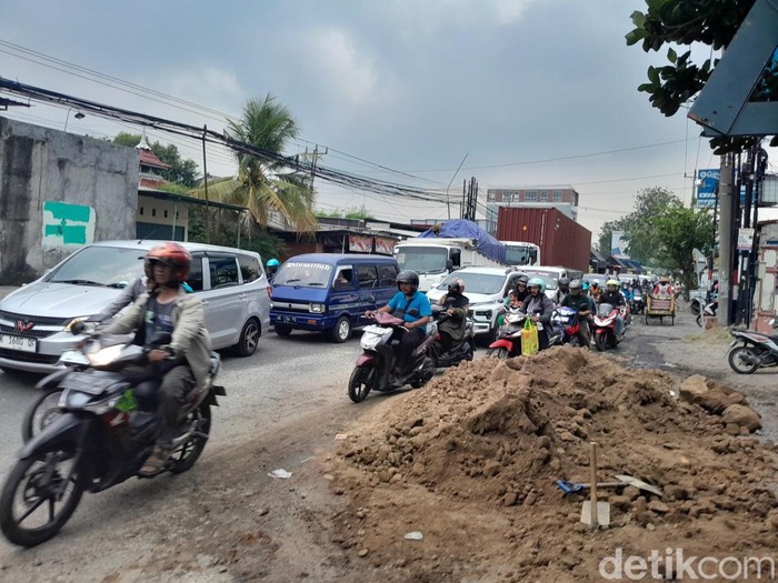 Sisa pasir yang tumpah akibat truk tertabrak tronton di jalan Bandungrejo, Mranggen, Demak, Kamis (4/7/2024) siang.