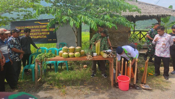 Siswa KKL Seskoad mengajarkan warga Bogor bikin pupuk cair