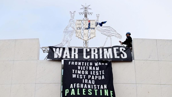 Spanduk Dukung Palestina Membentang di Gedung Parlemen Australia