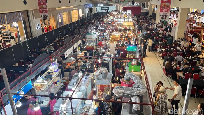 Suasana festival nonhalal di Solo Paragon Mall, Kamis (4/7/2024). Sebelumnya event ini sempat dihentikan sementara karena ada protes warga.