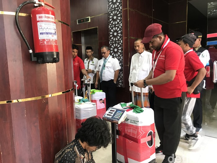 Suasana penimbangan koper jemaah SUB-51
