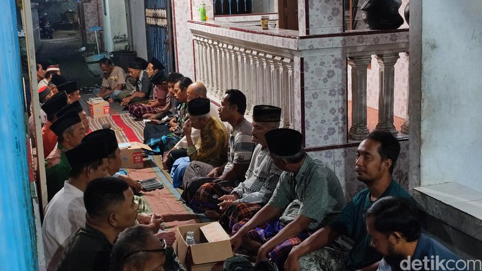tahlilan di rumah korban tewas terbakar di Kediri