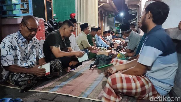 tahlilan di rumah korban tewas terbakar di Kediri