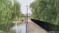 Untuk bisa mencapai ke area bermain di taman ini, pengunjung perlu melewati jembatan-jembatan dengan kolam di bawahnya.  