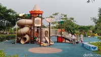 Di taman ini terdapat area bermain anak-anak dengan wahana perosotan. Selain perosotan ada pula ayunan yang tak kalah ramainya dijajal oleh anak-anak.  
