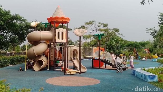 Taman Sungai Kendal jadi primadona warga untuk berkumpul dan berwisata gartis. Taman ini berada di Kelurahan Rorotan, Kecamatan Cilincing, Jakarta Utara.