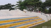 Di ujung dekat area bermain ini terdapat lapang serbaguna dan juga skatepark yang bisa digunakan oleh pengunjung dengan gratis. Selagi anak-anak bermain dengan riang, para orang tua yang mengantar bisa duduk manis di bawah pohon-pohon yang rindang.  