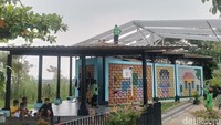 Taman Sungai Kendal ini begitu tenang dan juga angin berhembus dengan sejuk. Hal-hal tersebutlah yang menjadi pilihan para warga sekitar untuk membawa anak-anak mereka berkunjung ke taman ini.  