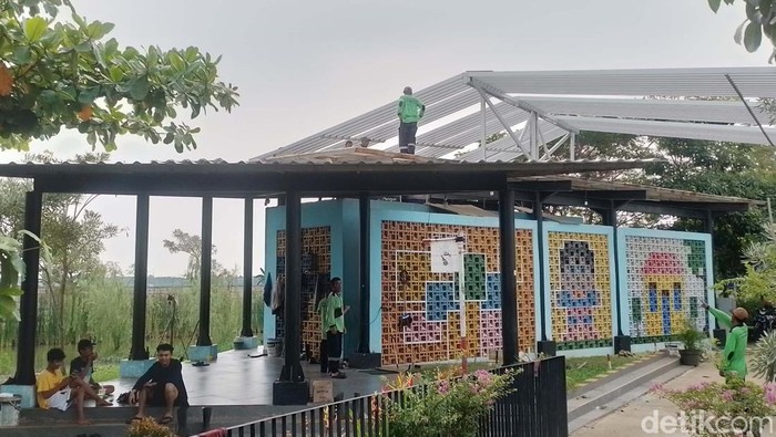 Taman Sungai Kendal, Primadona Wisata Gratis Warga Rorotan Taman Sungai Kendal jadi primadona warga untuk berkumpul dan berwisata gartis. Taman ini berada di Kelurahan Rorotan, Kecamatan Cilincing, Jakarta Utara.