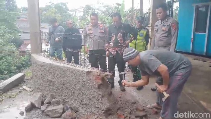 Tembok yang menghalangi jalan umum di Tasikmalaya dibongkar