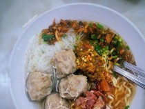 5 Tempat Makan Legendaris di Tebet yang Populer, Ada Warteg hingga Bakso