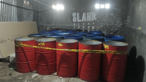 Tempat penimbunan solar subsidi di RT 11, RW 05, Kelurahan Fatukoa, Kecamatan Maulafa, Kota Kupang, pada Minggu (30/6/2024).