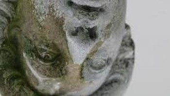 3: Kuil Merkurius: Inggris dipenuhi banyak sejarah Romawi. Penggalian di West Hill, Gloucestershire sepanjang akhir 70an, mengungkap situs keagamaan kuno dari periode Neolitikum. Pada suatu saat situs ini digunakan sebagai kuil Romawi untuk Merkurius. Para arkeolog juga menemukan ratusan prasasti kutukan di situs tersebut, logam ringan dan berisi tulisan Yunani atau Latin. Seperti namanya, tablet kutukan mengandung semacam kutukan, biasanya ditujukan pada tempat atau orang yang mengganggunya. Dilihat dari banyaknya temuan, jelas terlihat bahwa seseorang menjunjung tinggi Kuil Merkurius dan ingin agar kuil itu dilindungi. Foto: National Museum