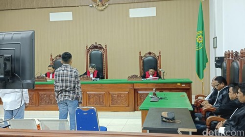Terdakwa Alan Manafe dan Richie Kana saat menjalani sidang putusan di PN Kelas 1A Kupang, NTT, Kamis (4/7/2024). (Yufengki Bria/detikBali)