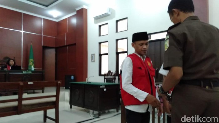 Terdakwa Yogi Purwadi (peci hitam) di Pengadilan Negeri Pandeglang pada kasus perburuan dan penjualan cula badak. (Aris Rivaldo/detikcom)