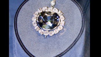 2. The Hope Diamond: Kunjungi National Museum of National History di Inggris dan Anda akan menemukan Hope Diamond, berlian 45 karat biru tua. Itu diekstraksi dari tambang India di abad ke-17 dan dipakai tangan terkemuka, termasuk Raja Louis XIV dari Perancis dan Marie Antoinette. Namun Hope Diamond dikatakan mengutuk siapa pun yang memakai atau memilikinya. Sebuah artikel di The Washington Post bahkan memuat judul ”Intan Harapan Mendatangkan Masalah Bagi Semua Pemiliknya”. Namun, itu hanya dianggap sebagai legenda yang dimaksudkan untuk menambah daya tariknya, meski ada beberapa kebangkrutan dan kematian sensasional. Foto: Wikipedia