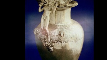 4. The Karun Treasure: Pertengahan 1960-an, sejumlah bandit Turki menyerbu makam seorang putri Lydia kuno. Lydia adalah kerajaan dari Zaman Besi yang terletak di Asia Barat. Mereka meledakkannya dinamit, membuka makam dan berbagai harta karunnya. Mereka mencuri dan menjualnya ke Metropolitan Museum of Art seharga USD 1,2 juta. Artefak ini disebut The Karun Treasure, dan dikatakan terkutuk. Legenda mengatakan orang yang terlibat dalam penggalian ilegal menderita, dari kecelakaan pribadi yang besar sampai kematian mengerikan. Namun, tidak ada bukti hal ini benar-benar terjadi. Foto: Wikipedia