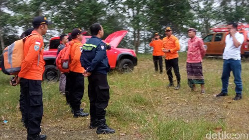 Tim SAR gabungan ketika akan melakukan pencarian dua WN Inggris tersesat di Gunung Agung, Karangasem, Bali, Kamis (4/7/2024). (Dok. Basarnas Karangasem)