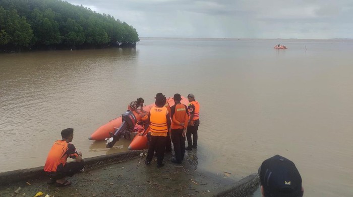 Tim SAR melakukan pencarian terhadap ABK tenggelam di muara Sungai Tangka, Sinjai.