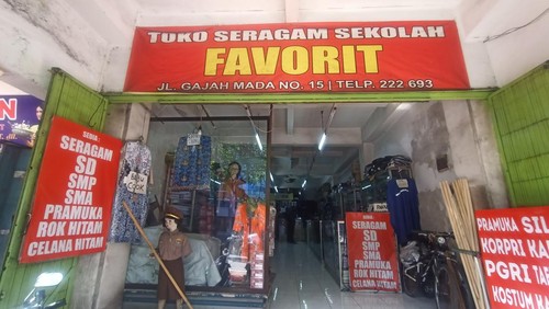 Toko Seragam Favorit di Jalan Gajah Mada Nomor 15 Denpasar, Bali, Kamis (4/7/2024). (Ni Made Lastri Karsiani Putri/detikBali)