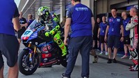 Valentino Rossi yang turut hadir di Sirkuit Jerez itu tampak menunggangi Yamaha R1 dengan nomor 87. Foto: Instagram Yamaha Racing
