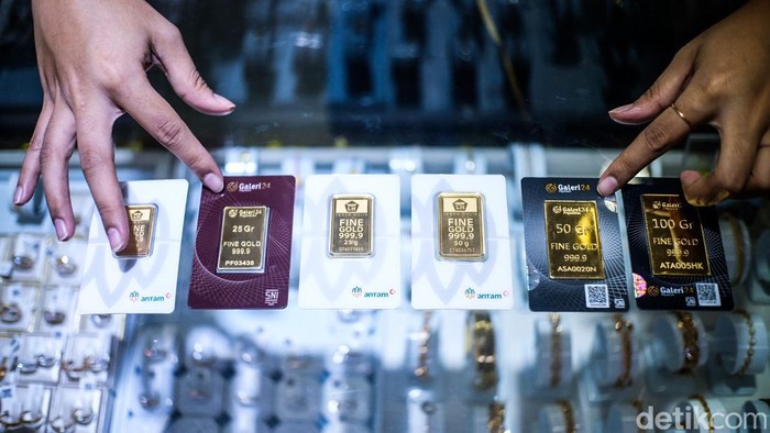 Harga emas hari ini keluaran Logam Mulia Antam 24 karat, naik tinggi jika dibandingkan dengan kemarin. Harga emas hari ini tembus ke level tertinggi di Rp 1.378.000 per gram.